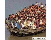Naufragó barco con 250 emigrantes en costas de Indonesia