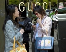 Las marcas de lujo europeas tratan con guantes de seda a los clientes chinos Las marcas de lujo europeas tratan con guantes de seda a los clientes chinos