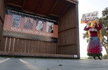 Una cristiana, sosteniendo un cartel frente a uno de los carteles ateos Una cristiana, sosteniendo un cartel frente a uno de los carteles ateos