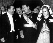 Juan Perón-centro-y su esposa Eva-derecha-.