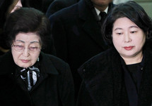 Lee Hee-ho-a la izquierda-y Hyun Jung-eun, en Pyongyang, Corea del Norte.