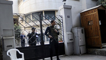 Soldados egipcios vigilando la entrada del Instituto Nacional Democrático estadounidense.