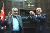 Ismail Haniyeh-izquierda- y Recep Taib Erdogan