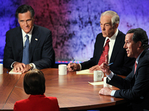 De izquierda a derecha, Mitt Romney, Ron Paul y Rick Santorum.