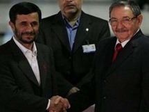 Mahmud Ahmadinejad-izquierda-y Raúl Castro