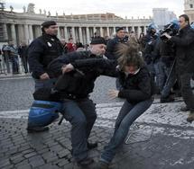 Manifestantes en el Vaticano.