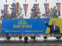 Valla electoral de Nur Otan, en Kazajistán Valla electoral de Nur Otan, en Kazajistán
