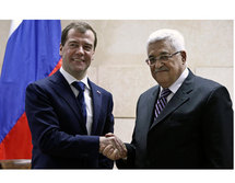 El presidente ruso, Dmitri Medvedev, y el presidente de la ANP, Mahmud Abbas, hoy en Jericó.