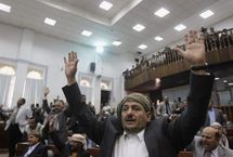 DIputados yemenís votan a mano alzada.