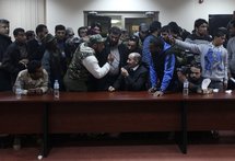Un libio interpela a AbdulJalil, el líder del Consejo Nacional de Transición.