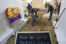 Excavan en la fosa en la que yacen las 17 mujeres