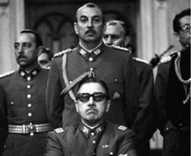 Augusto Pinochet, en el centro, sentado.