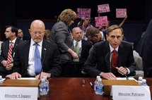 James R.Clapper, a la izquierda, y David Petraeus