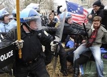 Policías desalojan a manifestantes en Washington, D.C.