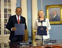 Shanmugam-izquierda y Rodham Clinton.