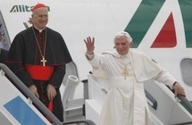 El secretario de estado, Tarcisio Bertone, a la izquierda, y el Papa, Joseph Ratzinger, Benedicto XVI El secretario de estado, Tarcisio Bertone, a la izquierda, y el Papa, Joseph Ratzinger, Benedicto XVI