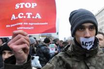 Decenas de miles de internautas se manifiestan en Europa contra el ACTA Decenas de miles de internautas se manifiestan en Europa contra el ACTA