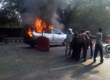 El coche ardiendo, frente a la embajada israelí en Delhi, India. El coche ardiendo, frente a la embajada israelí en Delhi, India.