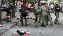 Policías tailandeses investigan en el lugar de la explosión, en Bangkok.