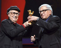 Paolo y Vittorio Taviani, con el oso de oro, en Berlín.