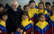 José Antonio Abreu, con niños venezolanos de una orquesta juvenil.