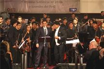 Juan Diego Flórez y una orquesta juvenil en Perú.