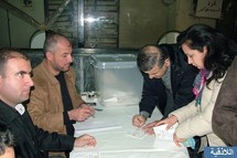 Un sirio y una siria votando en Latakia, en la costa mediterránea de Siria.