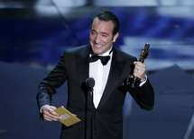 El protagonista de The Artist, Jean Dujardin, al recoger su Oscar.