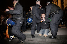 Policías desalojan a los acampados en Londres. Policías desalojan a los acampados en Londres.