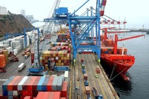 Contenedores en un puerto Contenedores en un puerto