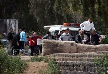 Refugiados pasando la frontera entre Siria y Líbano Refugiados pasando la frontera entre Siria y Líbano