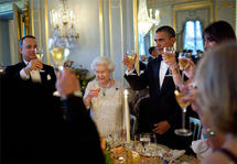 De izquierda a derecha, Tom Hanks, la reina de Inglaterra y Barak Obama.