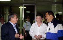 De izquierda a derecha, Raúl Castro, Juan Manuel Santos y Hugo Chávez.