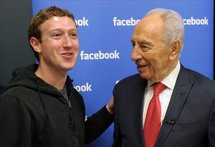 El fundador de Facebook, Mark Zuckerberg, a la izquierda, y Simon Peres.