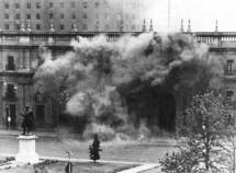 Bombardeo del Palacio de la Moneda, sede de la presidencia de la república, durante el golpe de estado de 1973 en Chile.