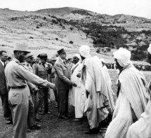 Charles De Gaulle, en Argelia. Charles De Gaulle, en Argelia.