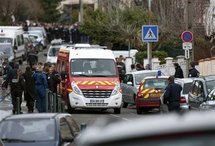 Policías y bomberos cerca del lugar del tiroteo en Toulouse, Francia. Policías y bomberos cerca del lugar del tiroteo en Toulouse, Francia.