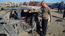 Un coche destruido por una explosión en Kirkuk, Irak. Un coche destruido por una explosión en Kirkuk, Irak.