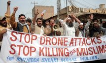 Manifestantes contra los ataques estadounidenses en Pakistán. Manifestantes contra los ataques estadounidenses en Pakistán.