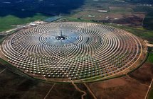Una central solar que también "abre" de noche en Andalucía
