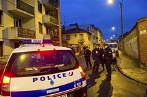 Policías franceses cerca de la casa sitiada, en Toulouse, Francia. Policías franceses cerca de la casa sitiada, en Toulouse, Francia.
