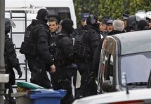 Policías franceses cerca del edificio del tiroteo. Policías franceses cerca del edificio del tiroteo.