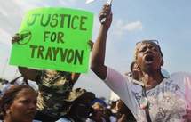 Manifestantes protestando por el asesinato de Trayvon Martin Manifestantes protestando por el asesinato de Trayvon Martin