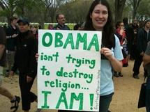 Una manifestante sostiene una pancarta que dice: Obama no trata de destruir a la religión...yo sí!