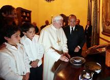 El Papa Benedicto XVI-Joseph Ratzinger-y el presidente de México, Felipe Calderón.