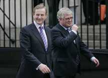 Enda Kenny-izquierda-y Eamon Gilmore. Enda Kenny-izquierda-y Eamon Gilmore.