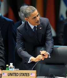 Barak Obama, cubriendo un micrófono al llegar a la cumbre. Barak Obama, cubriendo un micrófono al llegar a la cumbre.