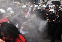Policías turcos golpean a manifestantes a favor del gobierno sirio en Istanbul, Turquía.