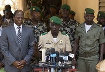 El capitán golpista Amadou Haya Sanogo, en el centro, y el ministro de Exteriores de Burkina Faso, Djibril Bassole, a la izquierda.
