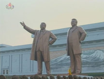 Las estatuas de Kim Jong-Il y de Kim Il Sung. Las estatuas de Kim Jong-Il y de Kim Il Sung.